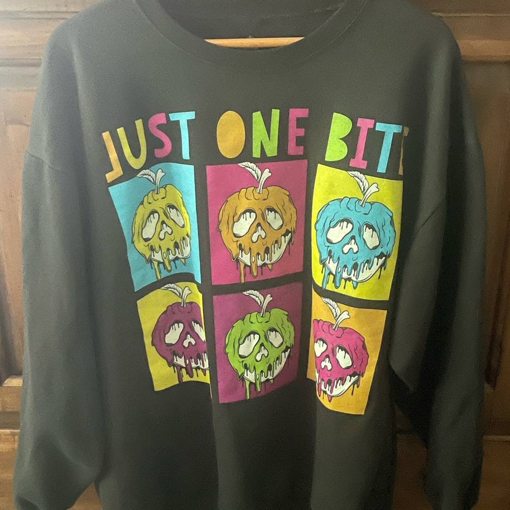Disney Parks Sweater Snow White Just One Bite Poison Apple Size XL Black